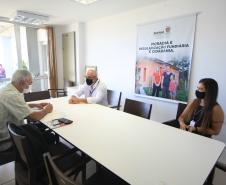 O Superintendente Mauro Rockenbach e a assistente Desireé Santiago receberam o Sr. Roberto Baggio, da Direção Nacional do Movimento dos Trabalhadores Rurais Sem-Terra (MST).