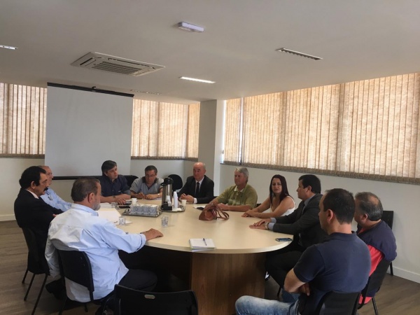 Regularização da Fazenda Morungava foi tema de reunião em Curitiba.