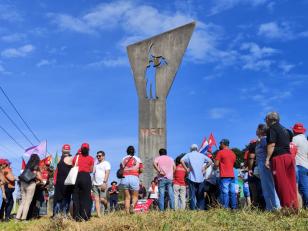 SUDIS participa de um ato realizado junto ao monumento do MST