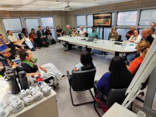 Reunião encaminha solução para ocupação indígena do prédio do DCE da UFPR.