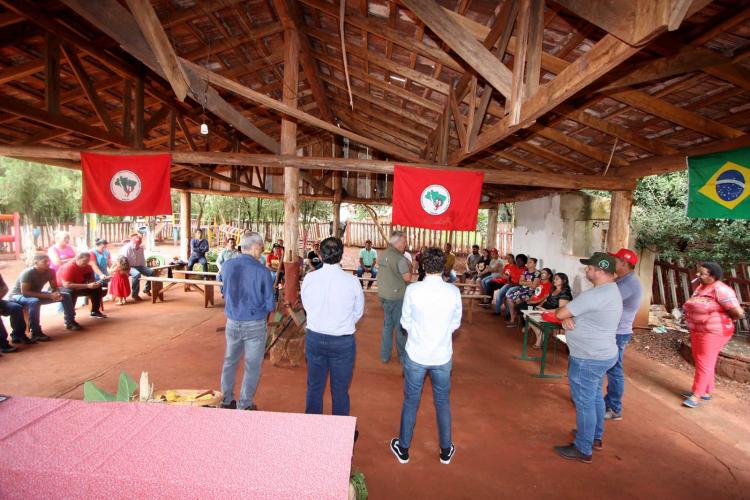 Assembleia com famílias do Assentamento Zilda Arns em Florestópolis.