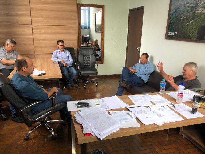 reunião na Prefeitura Florestópolis, recebidos pelo chefe de gabinete do prefeito Onicio de Souza, Sr. Paulo Henri