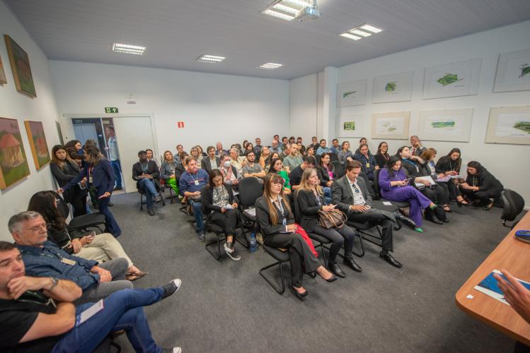 Iniciativa da COHAPAR promove a cidadania para famílias que residem em assentamentos.