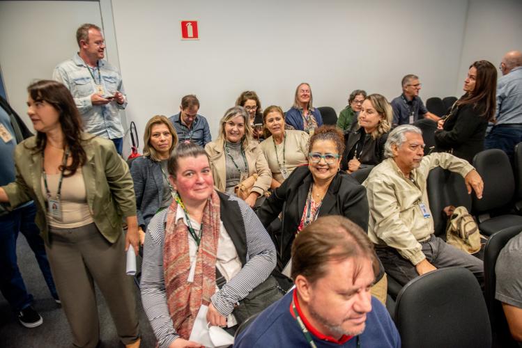 Iniciativa da COHAPAR promove a cidadania para famílias que residem em assentamentos.