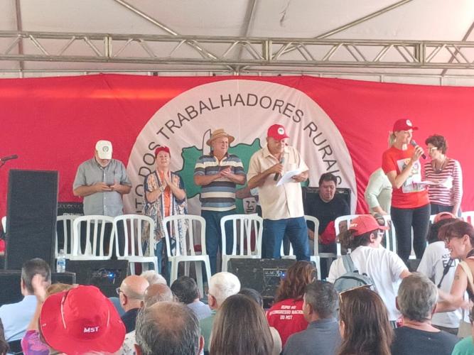 Após 21 anos de luta e resistência, a comunidade Emiliano Zapata, localizada no município de Ponta Grossa, nos Campos Gerais do Paraná, finalmente conquistou oficialmente a posse da terra. São agora 70 famílias assentadas, marcando um momento histórico para a região. No último sábado (16), um ato de celebração reun