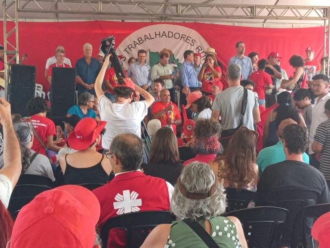Após 21 anos de luta e resistência, a comunidade Emiliano Zapata, localizada no município de Ponta Grossa, nos Campos Gerais do Paraná, finalmente conquistou oficialmente a posse da terra. São agora 70 famílias assentadas, marcando um momento histórico para a região. No último sábado (16), um ato de celebração reun
