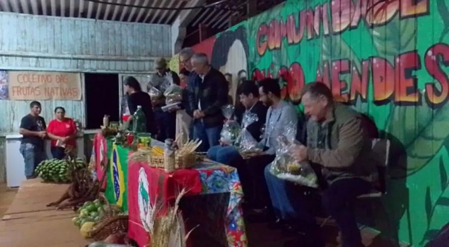 Comunidade Chico Mendes recebe visita de autoridades para discutir conflitos fundiários