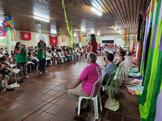 Superintendência participa de encontro das Crianças Sem Terrinha e alerta sobre o Outubro Rosa