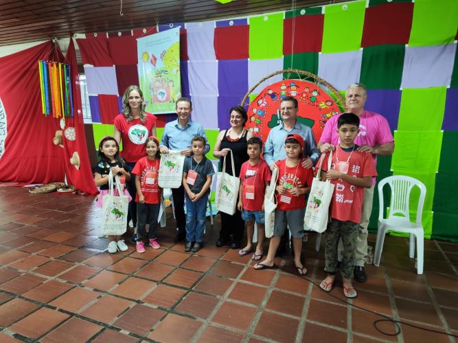 Superintendência participa de encontro das Crianças Sem Terrinha e alerta sobre o Outubro Rosa