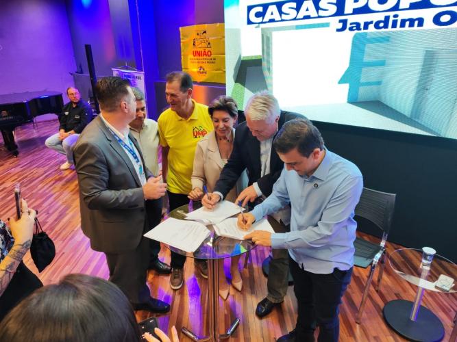 assinatura para construção de casas populares em Ponta Grossa