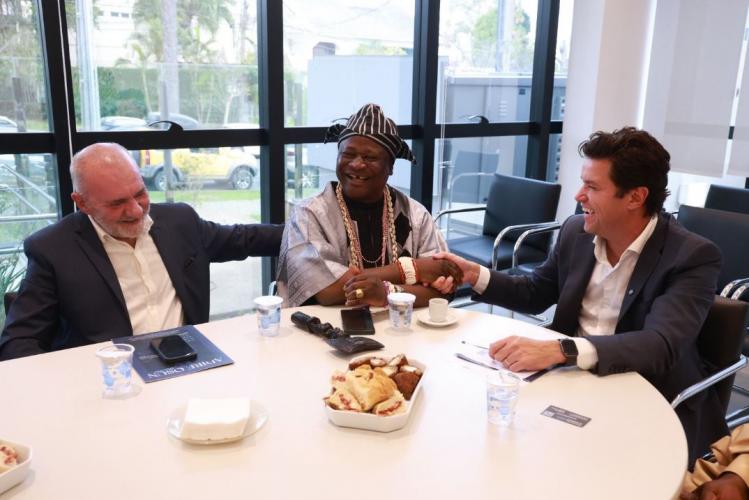 SUDIS promove encontro entre Governo do Paraná e comitiva da Nigéria