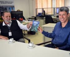 Assessor da Coordenação de Projetos e Políticas Públicas, Branco, entregou uma cartilha explicativa sobre SUDIS