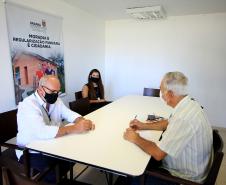 O Superintendente Mauro Rockenbach e a assistente Desireé Santiago receberam o Sr. Roberto Baggio, da Direção Nacional do Movimento dos Trabalhadores Rurais Sem-Terra (MST).