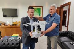 O superintendente Roland Rutyna, em reunião com Darlan Scalco, chefe de gabinete do Governador Ratinho Junior.