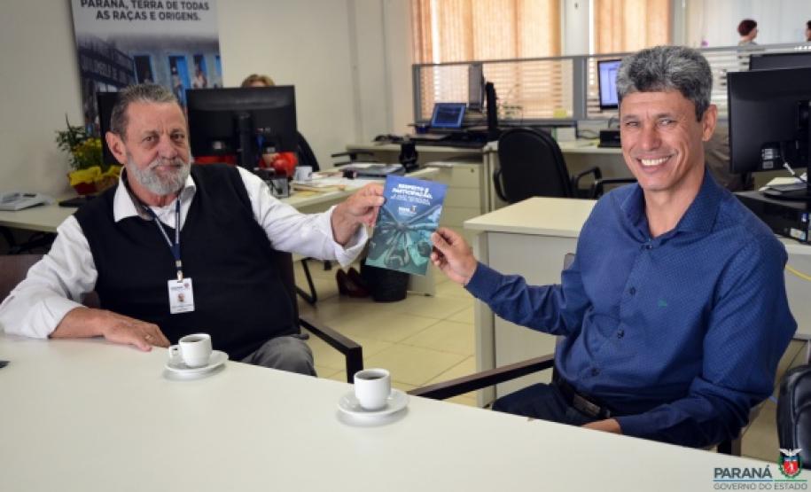 Assessor da Coordenação de Projetos e Políticas Públicas, Branco, entregou uma cartilha explicativa sobre SUDIS