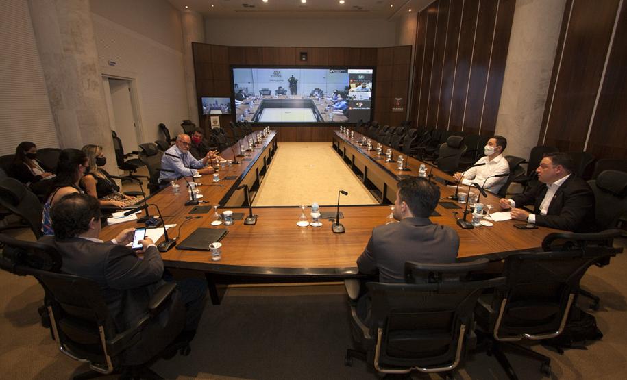 O SUPERINTENDENTE MAURO ROCKENBACH PARTICIPOU DA REUNIÃO CONVOCADA PELA FOMENTO PARANÁ SOBRE ASSUNTOS FUNDIÁRIOS NO PARANÁ.