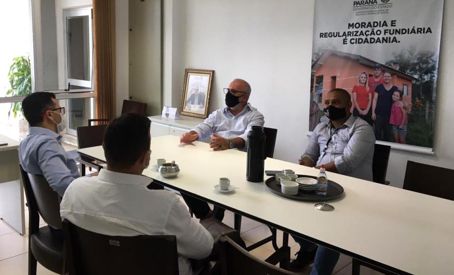 Mauro Rockenbach recebe o vereador Pastor Marciano Alves.