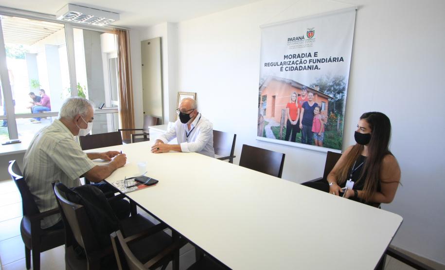 O Superintendente Mauro Rockenbach e a assistente Desireé Santiago receberam o Sr. Roberto Baggio, da Direção Nacional do Movimento dos Trabalhadores Rurais Sem-Terra (MST).