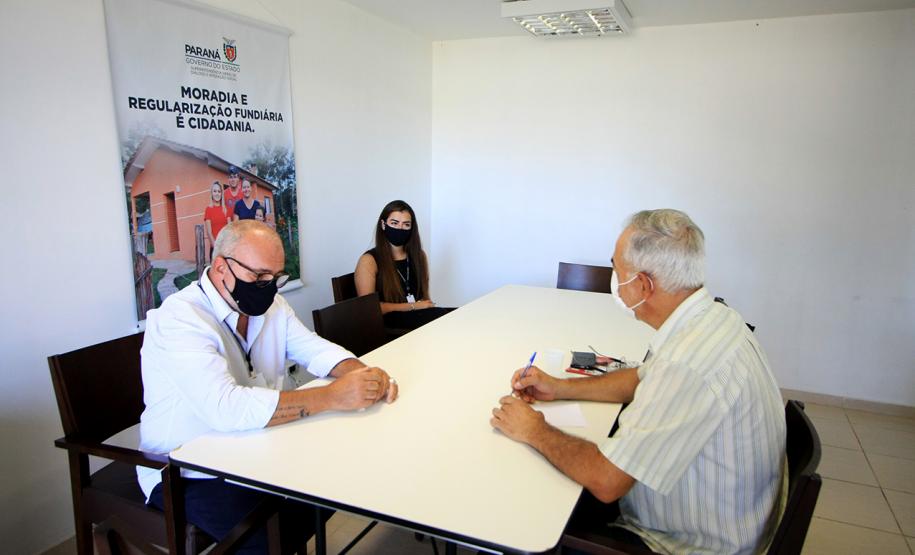 O Superintendente Mauro Rockenbach e a assistente Desireé Santiago receberam o Sr. Roberto Baggio, da Direção Nacional do Movimento dos Trabalhadores Rurais Sem-Terra (MST).