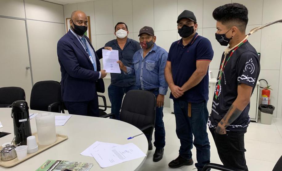 O assessor de Gabinete Saul Dorval representando o Superintendente Mauro Rockenbach recebeu lideranças indígenas do município de Tamaraná-PR,