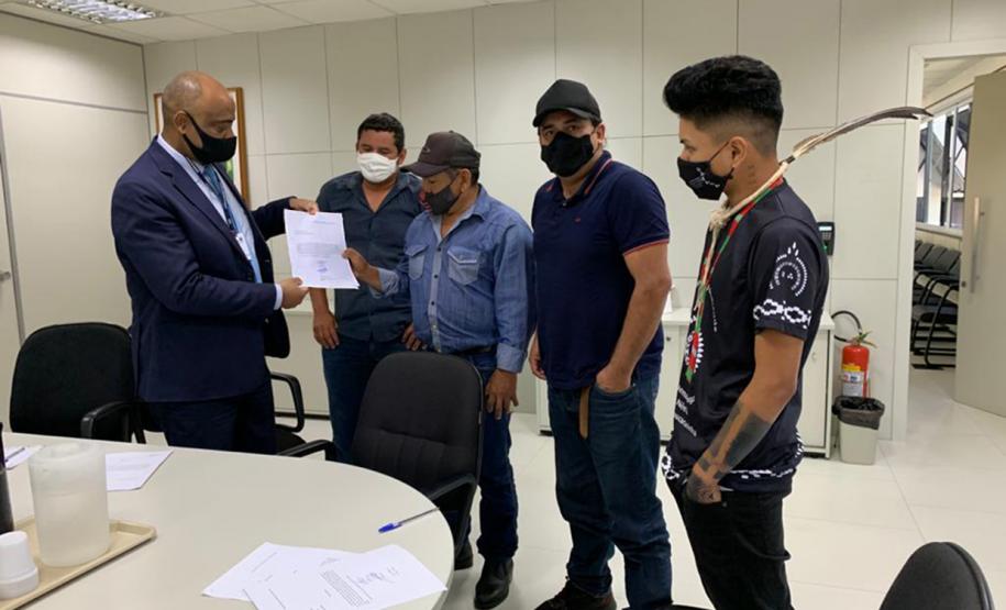 O assessor de Gabinete Saul Dorval representando o Superintendente Mauro Rockenbach recebeu lideranças indígenas do município de Tamaraná-PR,