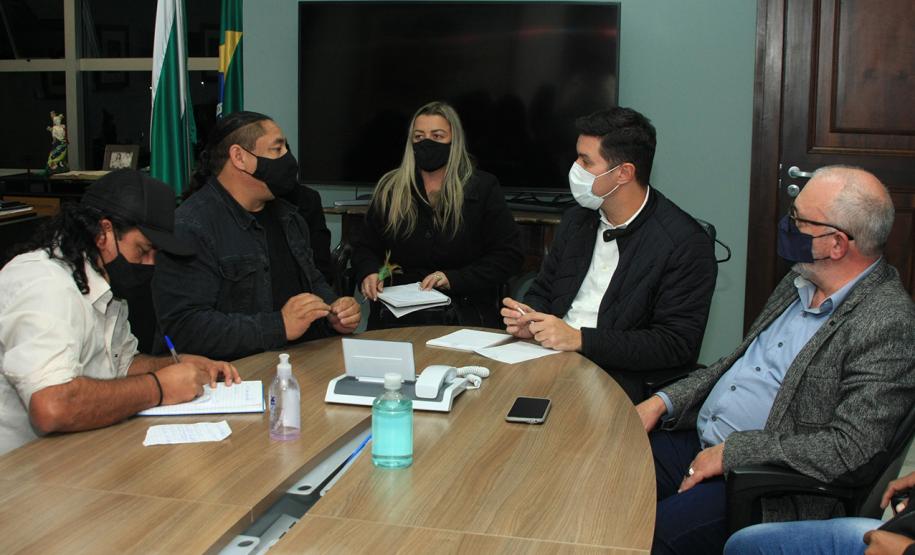 Mauro Rokenbach, e o Secretário Chefe da Casa Civil Guto Silva, receberam no Palácio Iguaçu lideranças indígenas