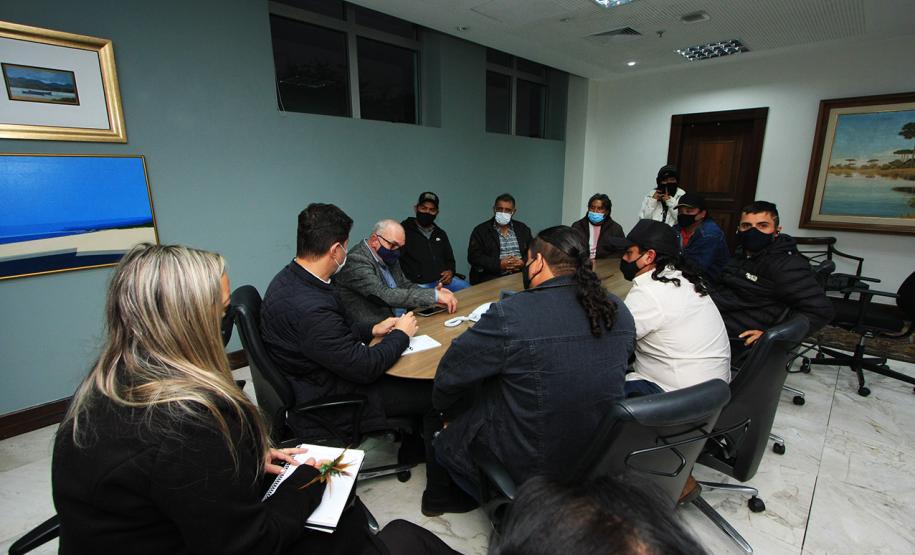 Mauro Rokenbach, e o Secretário Chefe da Casa Civil Guto Silva, receberam no Palácio Iguaçu lideranças indígenas