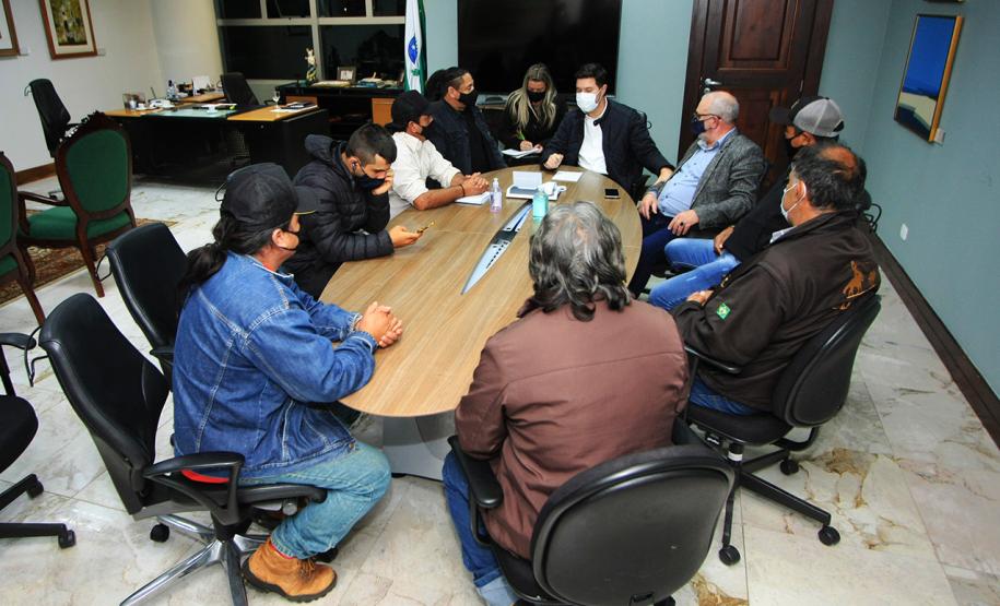 Mauro Rokenbach, e o Secretário Chefe da Casa Civil Guto Silva, receberam no Palácio Iguaçu lideranças indígenas