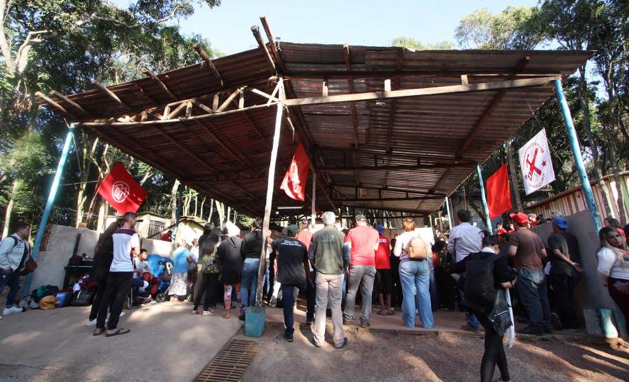Ocupação Tiradentes ll em Curitiba, recebe a Comissão de Conflitos do TJ Pr.