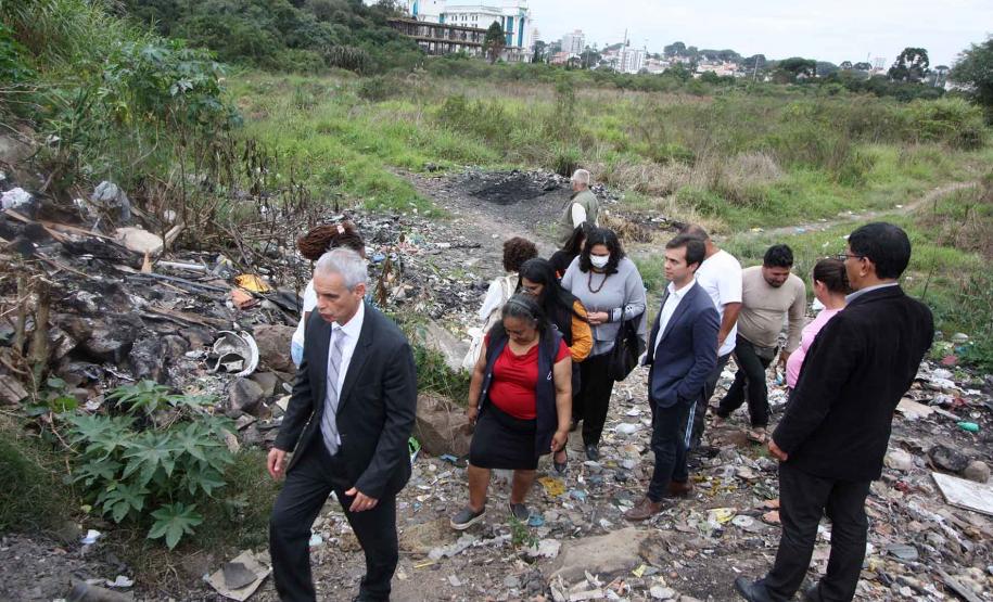 SUDIS acompanha visita técnica na ocupação Jardim Santos Andrade no Campo Comprido.