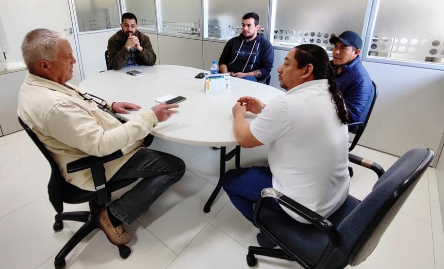 Quem não olha os seus, não enxerga o futuro.