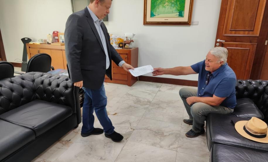O superintendente Roland Rutyna, em reunião com Darlan Scalco, chefe de gabinete do Governador Ratinho Junior.